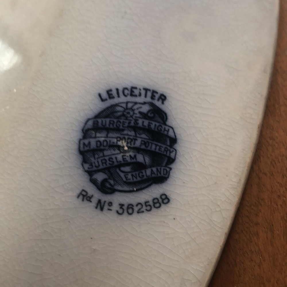 Vintage Leicester platter from prior to 1960. One chip as shown in pictures. - Picture 2 of 9